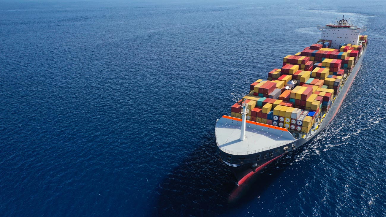 Porte-conteneurs international assurant le transport maritime vers le Moyen-Orient